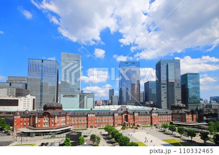 東京駅丸の内駅舎と八重洲口の超高層ビル群 110332465