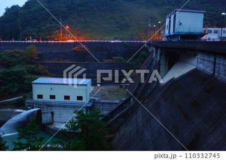 夜の宮川内ダムの堤体 110332745
