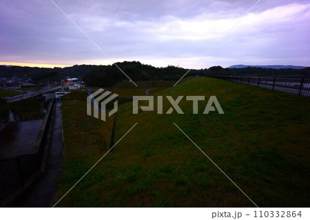 香川用水調整池の堤体と洪水吐 110332864