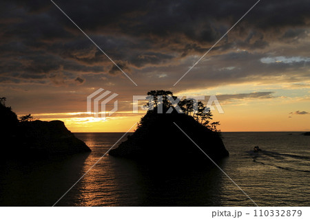 堂ヶ島の島の向こうの夕景 堂ヶ島の島の向こうの夕景 110332879