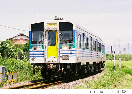 房総半島をゆく久留里線のキハ38形ディーゼルカー 110332880