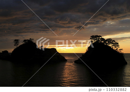 島の向こうの夕景 島の向こうの夕景 110332882