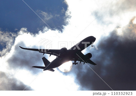 冬の新千歳空港＿A350着陸機 110332923