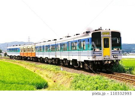 房総半島をゆく久留里線のキハ38形ディーゼルカー 房総半島をゆく久留里線のキハ38形ディーゼルカー 110332993