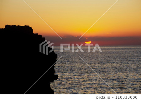 海岸の夕日とライオンのような形をした岩場5 110333000