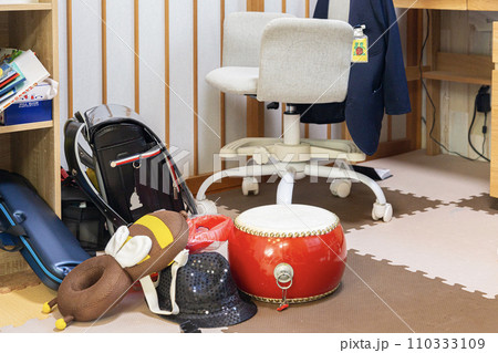 子供部屋に置かれたランドセル 太鼓 鍵盤ハーモニカ 子供部屋に置かれたランドセル 太鼓 鍵盤ハーモニカ 110333109
