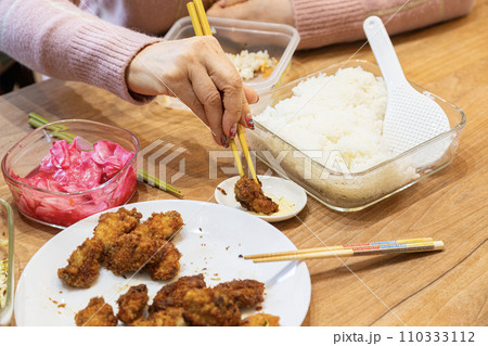 カキフライ 揚げ物を食べる女性の手元 カキフライ 揚げ物を食べる女性の手元 110333112