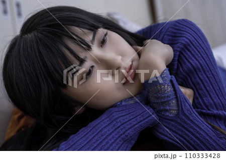 寝転ぶ若い女性 寝転ぶ若い女性 110333428
