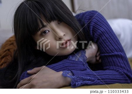 寝転ぶ若い女性 110333433