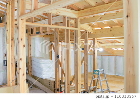 木造住宅建築現場の梁と柱 木造住宅建築現場の梁と柱 110333557