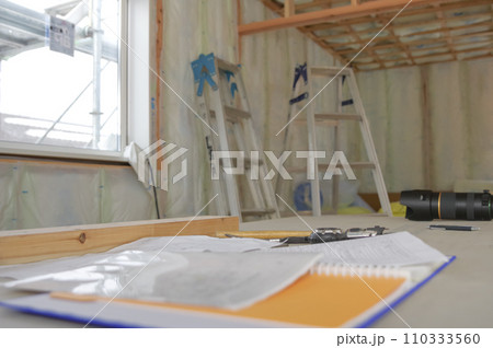 木造住宅建築現場の梁と柱 木造住宅建築現場の梁と柱 110333560