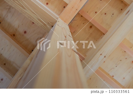 木造住宅建築現場の梁と柱 木造住宅建築現場の梁と柱 110333561