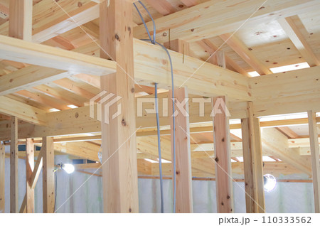 木造住宅建築現場の梁と柱 木造住宅建築現場の梁と柱 110333562