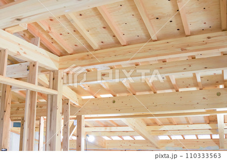 木造住宅建築現場の梁と柱 110333563