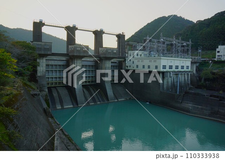 川口ダムの堤体 110333938