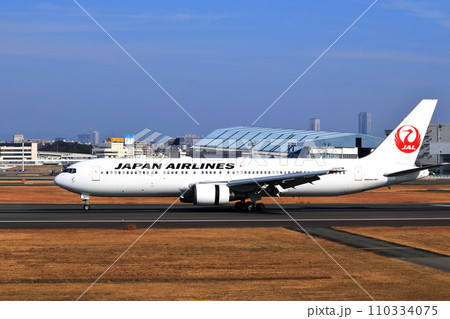 大阪国際空港 JAL 飛行機 着陸態勢 スカイパーク 大阪国際空港 JAL 飛行機 着陸態勢 スカイパーク 110334075