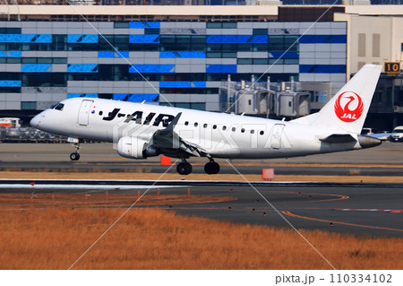 大阪国際空港 JAL 飛行機 着陸態勢 スカイパーク 大阪国際空港 JAL 飛行機 着陸態勢 スカイパーク 110334102