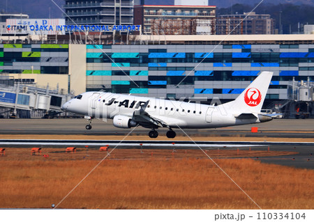 大阪国際空港　JAL　飛行機　着陸態勢　スカイパーク 110334104