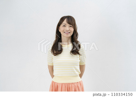 カメラ目線で笑顔の50代半ばの女性 白バック ポートレート カメラ目線で笑顔の50代半ばの女性 白バック ポートレート 110334150