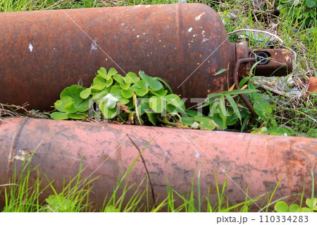 不法投棄された錆びたボンベ 110334283