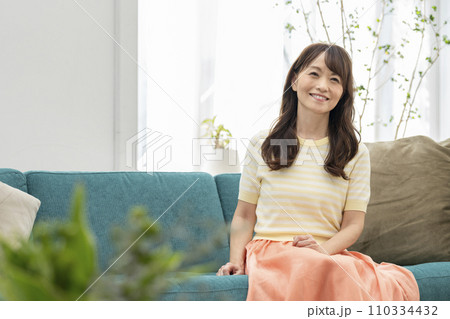 ソファに座った50代の女性　 110334432