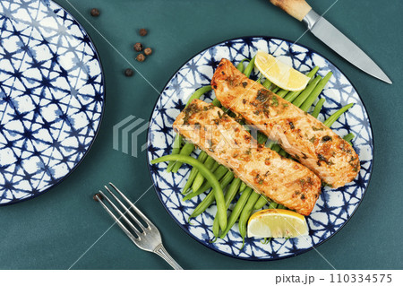 Baked salmon with green or bush beans. 110334575