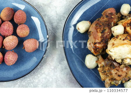 Roasted chicken pieces with lychee. 110334577