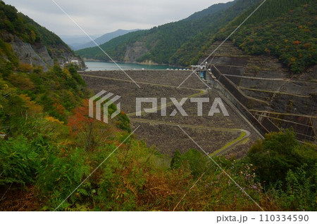 魚梁瀬ダムの堤体 110334590