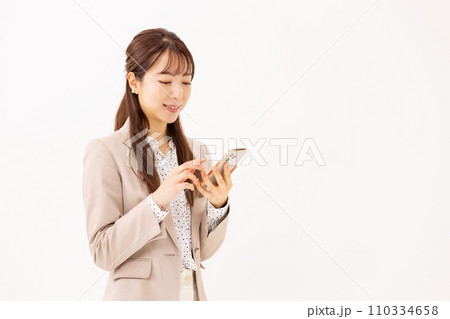 女性　ビジネス　スマホ　メール 110334658