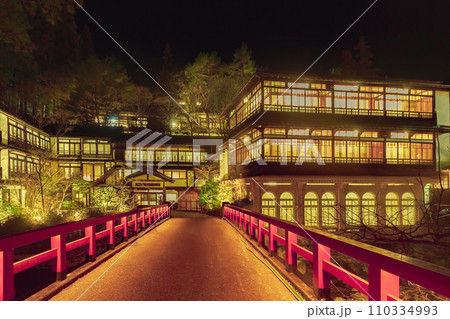ライトアップされた四万温泉の旅館　積善館　(群馬県) 110334993