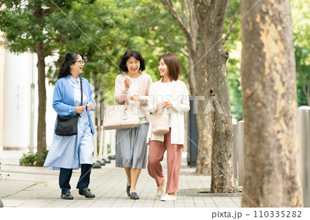 仲良しシニア女性 お出かけ 仲良しシニア女性 お出かけ 110335282