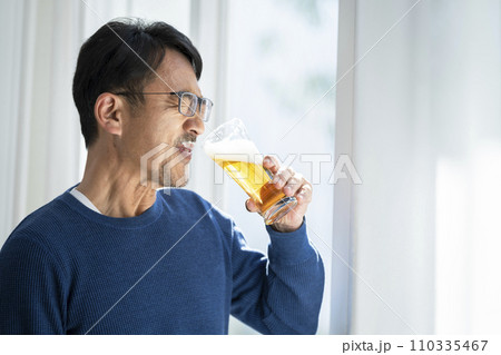 ビールを飲む50代の男性 ビールを飲む50代の男性 110335467