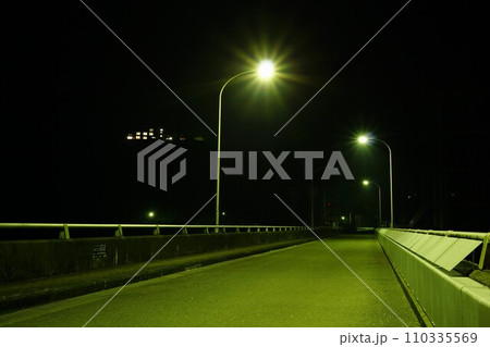 夜の大渡ダムの天端 110335569