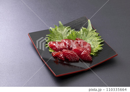 黒皿に乗せたすじこ_黒バック 黒皿に乗せたすじこ_黒バック 110335664