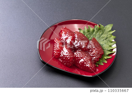 赤い半月皿に乗せたすじこ_黒バック 110335667