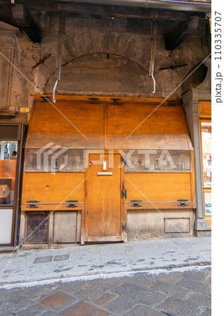 Italy, Florence, Ponte Vecchio, shopping arcade 110335707