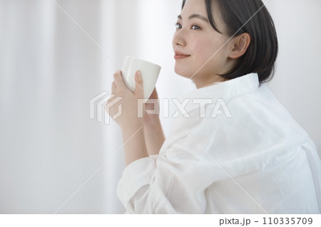 若い女性のビューティーイメージ 110335709