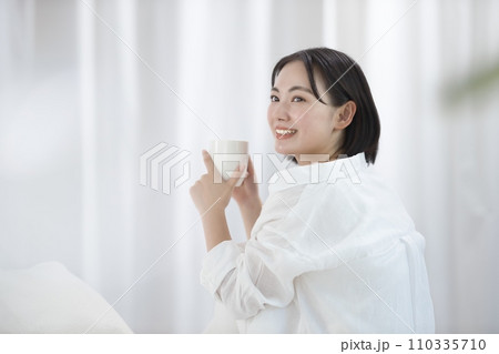 若い女性のビューティーイメージ 110335710