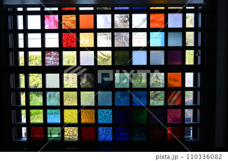 色鮮やかなステンドグラス 色鮮やかなステンドグラス 110336082