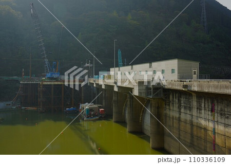 鹿野川ダムの堤体 鹿野川ダムの堤体 110336109