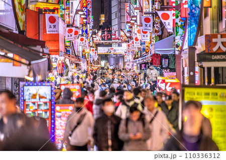 日本の東京都市景観 元日・賑わうアメ横と並行する上中…脱コロナ…新年に希望の光を＝令和6年1月1日 110336312