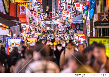 日本の東京都市景観 元日・賑わうアメ横と並行する上中…脱コロナ…新年に希望の光を=令和6年1月1日 日本の東京都市景観 元日・賑わうアメ横と並行する上中…脱コロナ…新年に希望の光を=令和6年1月1日 110336313