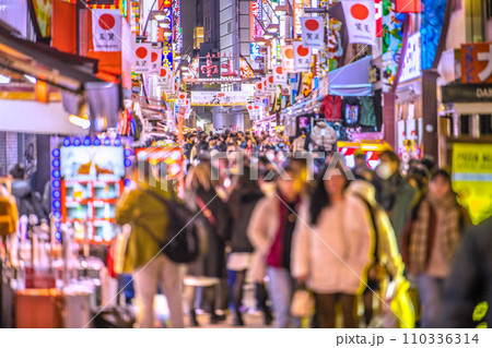 日本の東京都市景観 元日・賑わうアメ横と並行する上中…脱コロナ…新年に希望の光を=令和6年1月1日 日本の東京都市景観 元日・賑わうアメ横と並行する上中…脱コロナ…新年に希望の光を=令和6年1月1日 110336314