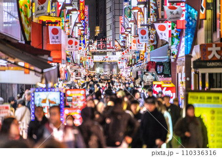 日本の東京都市景観 元日・賑わうアメ横と並行する上中…脱コロナ…新年に希望の光を=令和6年1月1日 日本の東京都市景観 元日・賑わうアメ横と並行する上中…脱コロナ…新年に希望の光を=令和6年1月1日 110336316
