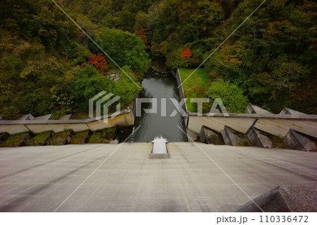 鳴滝ダム天端から見る下流 鳴滝ダム天端から見る下流 110336472