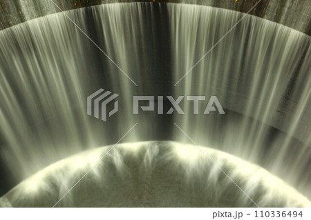 鳴滝ダムの非常用洪水吐の水流 鳴滝ダムの非常用洪水吐の水流 110336494