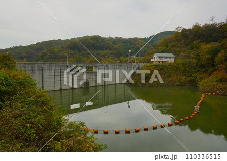 河平ダムの堤体と網場 110336515
