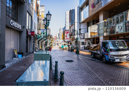 浜松市の遊楽街の街並み(静岡県) 110336809