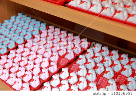 キツネの形をしたおみくじ(狐みくじ、吒枳尼天 豊川稲荷 愛知県 豊橋市) キツネの形をしたおみくじ(狐みくじ、吒枳尼天 豊川稲荷 愛知県 豊橋市) 110336955