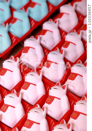 キツネの形をしたおみくじ（狐みくじ、吒枳尼天　豊川稲荷　愛知県 豊橋市） 110336957